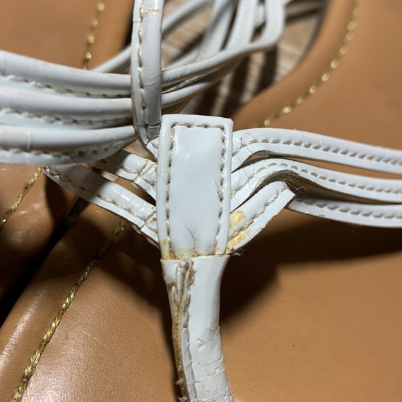 Ann Taylor Loft white leather strappy flip flop sandals w/ gold bumblebee charm - Picture 13 of 13